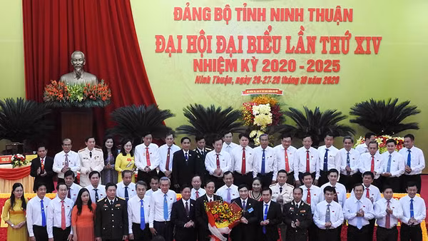 Ban chấp hành Đảng bộ tỉnh Ninh Thuận nhiệm kỳ 2020 - 2025 ra mắt tại Đại hội.