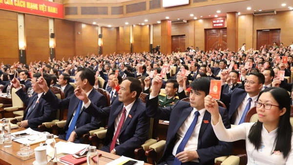 Các đại biểu biểu quyết thông qua Nghị quyết Đại hội nhiệm kỳ 2020-2025.