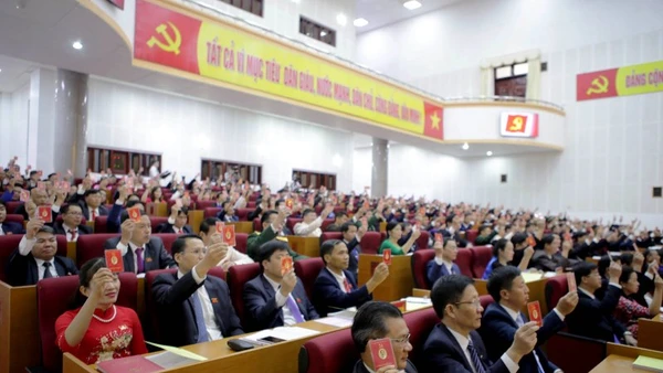 Các đại biểu biểu quyết thông qua Nghị quyết Đại hội. 