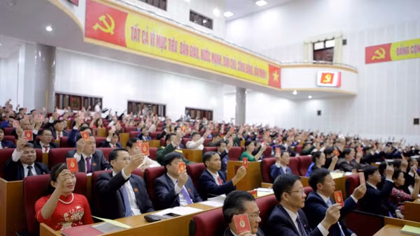 Các đại biểu biểu quyết thông qua Nghị quyết Đại hội. 