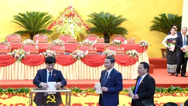 Các đại biểu bầu cử tại đại hội.