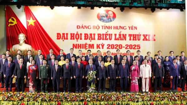 Ban Chấp hành Đảng bộ tỉnh Hưng Yên khóa XIX, nhiệm kỳ 2020-2025 ra mắt Đại hội.