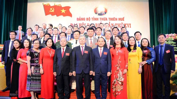 Ban Chấp hành Đảng bộ tỉnh khóa 16, nhiệm kỳ 2020 -2025 ra mắt, nhận nhiệm vụ.