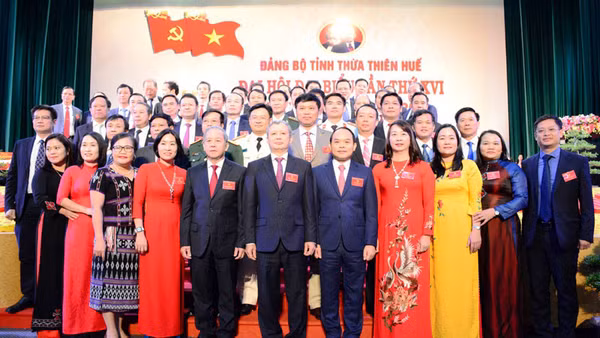 Ban Chấp hành Đảng bộ tỉnh khóa 16, nhiệm kỳ 2020 -2025 ra mắt, nhận nhiệm vụ.