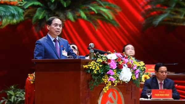 Đồng chí Bùi Thanh Sơn, Ủy viên Trung ương Đảng, Thứ trưởng Thường trực Ngoại giao trình bày tham luận. (ẢNH: ANH TUẤN - DUY LINH)