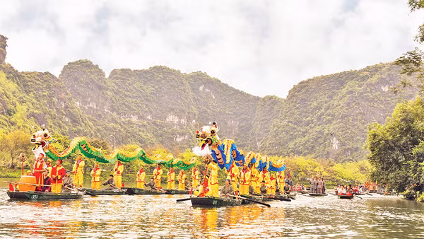 Múa rồng trong Lễ hội Tràng An thuộc Di sản Văn hóa và Thiên nhiên thế giới Tràng An (Ninh Bình). Ảnh: Trường Huy