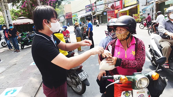 Anh Hoàng Tuấn Anh tham gia chia sẻ gạo đến bà con khó khăn trong dịch Covid-19.