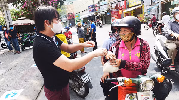 Anh Hoàng Tuấn Anh tham gia chia sẻ gạo đến bà con khó khăn trong dịch Covid-19.
