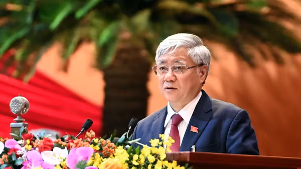 Đồng chí Đỗ Văn Chiến, Ủy viên Trung ương Đảng, Bộ trưởng, Chủ nhiệm Ủy ban Dân tộc trình bày tham luận.