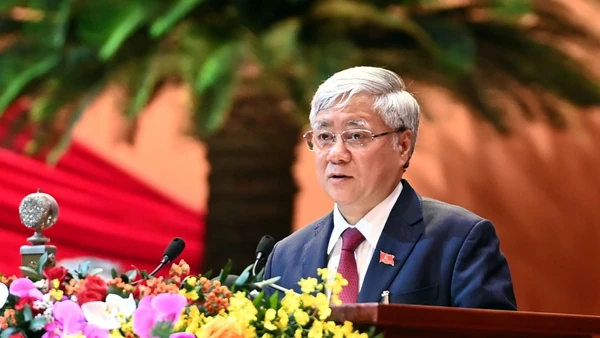 Đồng chí Đỗ Văn Chiến, Ủy viên Trung ương Đảng, Bộ trưởng, Chủ nhiệm Ủy ban Dân tộc trình bày tham luận.