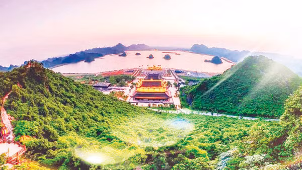Tam Chúc buổi hoàng hôn.