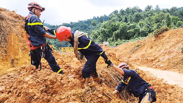 Lực lượng cứu nạn cứu hộ vượt bùn lầy lên Thủy điện Rào Trăng 3.