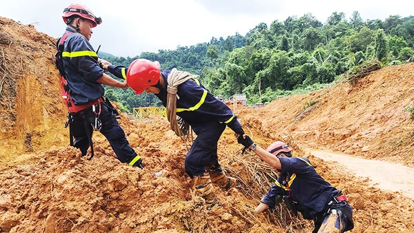 Lực lượng cứu nạn cứu hộ vượt bùn lầy lên Thủy điện Rào Trăng 3.