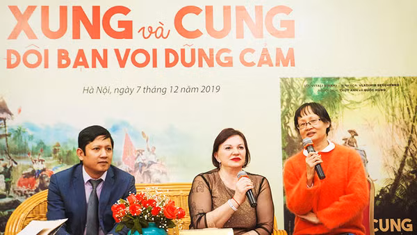 TS Hùng trong cuộc ra mắt sách Xung và Cung tại Hà Nội năm 2019.