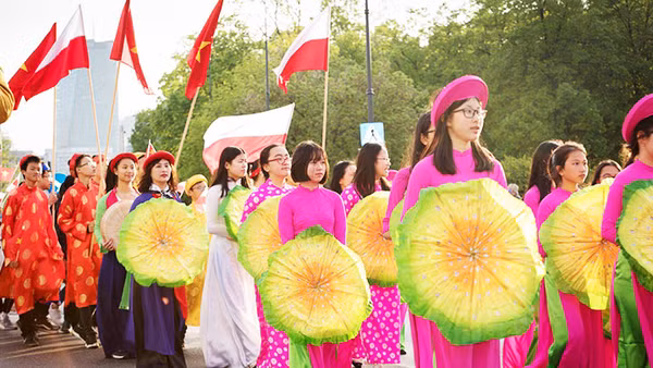 Con em kiều bào tham gia lễ hội tại Ba Lan. Ảnh: XUÂN LÂM