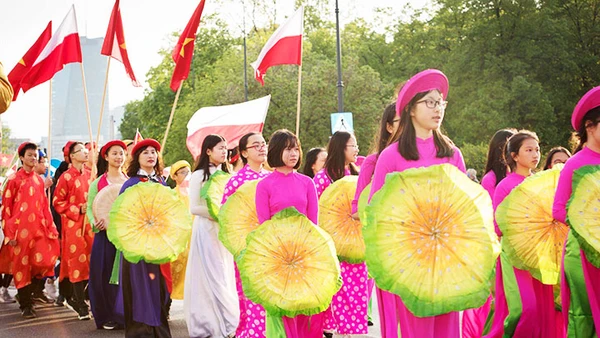 Con em kiều bào tham gia lễ hội tại Ba Lan. Ảnh: XUÂN LÂM