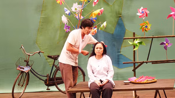 Nghệ sĩ Ái Như và Ngọc Tưởng trong vở “29 anh về”. 