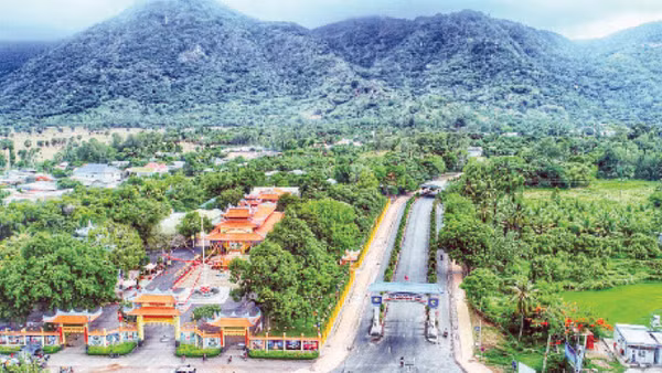 Toàn cảnh Khu du lịch núi Cấm, huyện Tịnh Biên, An Giang.