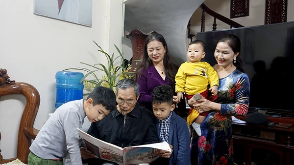 Cụ Giáo luôn mong muốn truyền thống tốt đẹp của gia đình được các cháu, chắt hiểu và gìn giữ.