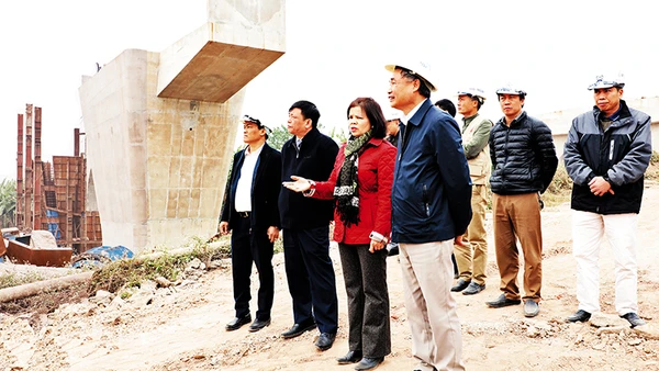 Quan tâm tạo điều kiện cho cán bộ nữ phấn đấu, trưởng thành