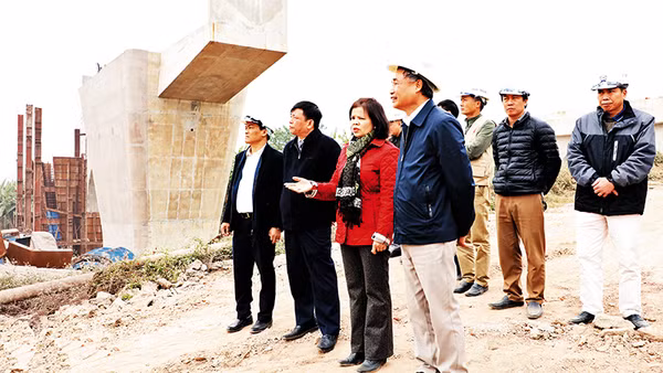 Quan tâm tạo điều kiện cho cán bộ nữ phấn đấu, trưởng thành