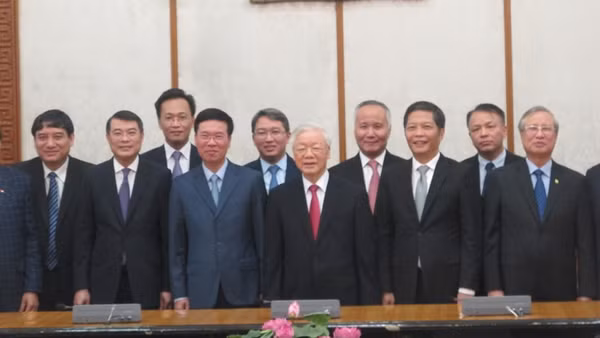 Tổng Bí thư, Chủ tịch nước Nguyễn Phú Trọng với các đại biểu dự Lễ công bố quyết định về công tác cán bộ.