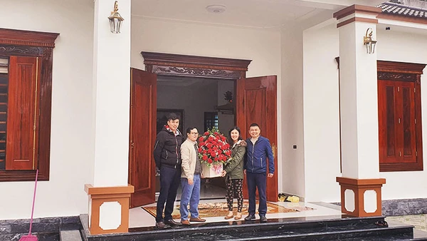 Cán bộ NHCSXH huyện Quỳ Hợp mừng nhà mới gia đình anh Bùi Đức Kiên ở Khối 11, thị trấn Quỳ Hợp, được vay vốn của NHCSXH làm nhà ở theo Quyết định 100/CP.