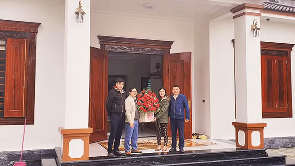 Cán bộ NHCSXH huyện Quỳ Hợp mừng nhà mới gia đình anh Bùi Đức Kiên ở Khối 11, thị trấn Quỳ Hợp, được vay vốn của NHCSXH làm nhà ở theo Quyết định 100/CP.