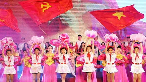 Hát mừng Đảng quang vinh. Ảnh: ĐĂNG KHOA