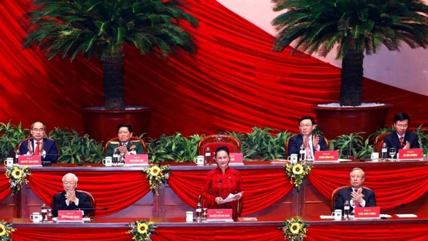 Đồng chí Nguyễn Thị Kim Ngân, Ủy viên Bộ Chính trị khóa XII, Chủ tịch Quốc hội nước Cộng hòa xã hội chủ nghĩa Việt Nam thay mặt Đoàn Chủ tịch và toàn thể Đại hội cảm ơn các chính đảng, tổ chức và bạn bè quốc tế đã gửi điện, thư chúc mừng Đảng Cộng sản Việt Nam và Đại hội XIII của Đảng. 