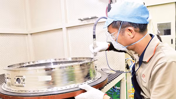 Sản xuất linh kiện động cơ máy bay tại Nhà máy Hanwha Aero Engines (FDI Hàn Quốc) ở Khu Công nghệ cao Hòa Lạc. Ảnh: MINH HÀ