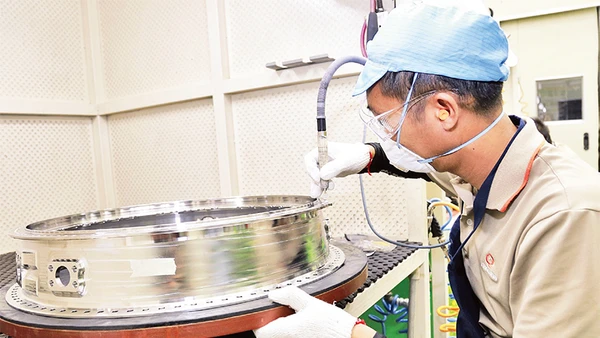 Sản xuất linh kiện động cơ máy bay tại Nhà máy Hanwha Aero Engines (FDI Hàn Quốc) ở Khu Công nghệ cao Hòa Lạc. Ảnh: MINH HÀ