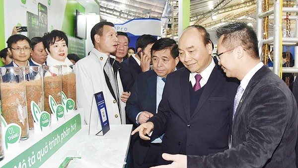 Thủ tướng Nguyễn Xuân Phúc tham quan các gian hàng tại Triển lãm quốc tế Đổi mới sáng tạo Việt Nam 2021. Ảnh: TRẦN HẢI