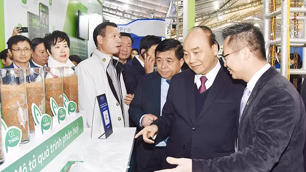 Thủ tướng Nguyễn Xuân Phúc tham quan các gian hàng tại Triển lãm quốc tế Đổi mới sáng tạo Việt Nam 2021. Ảnh: TRẦN HẢI