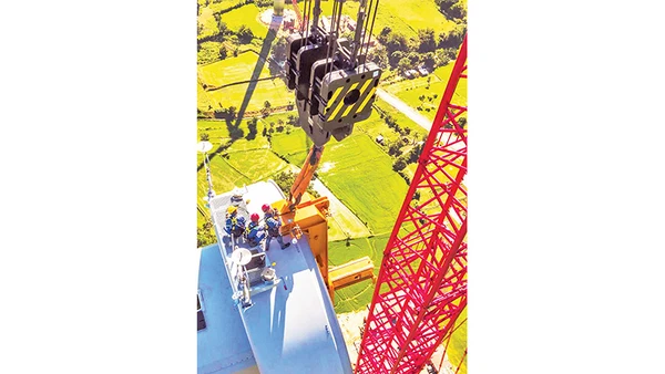 Lắp đặt trụ điện gió tại Nhà máy Ðiện gió Trung Nam tại Ninh Thuận do Trung Nam Group đầu tư.