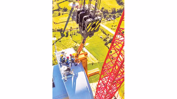 Lắp đặt trụ điện gió tại Nhà máy Ðiện gió Trung Nam tại Ninh Thuận do Trung Nam Group đầu tư.