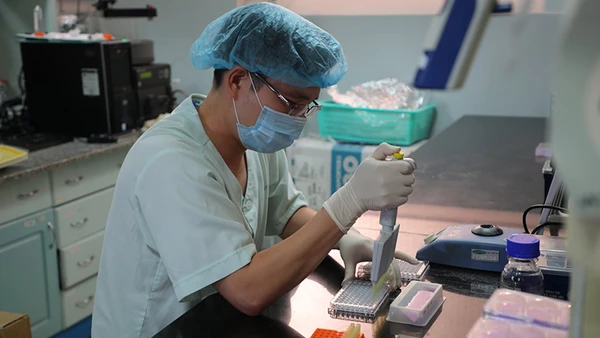 TS Đỗ Tuấn Đạt miệt mài nghiên cứu trong “100 ngày thử thách”.