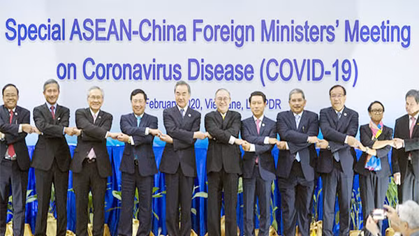 Các đại biểu dự Hội nghị Bộ trưởng Ngoại giao ASEAN - Trung Quốc về hợp tác chống Covid-19. Ảnh: The Straits Times