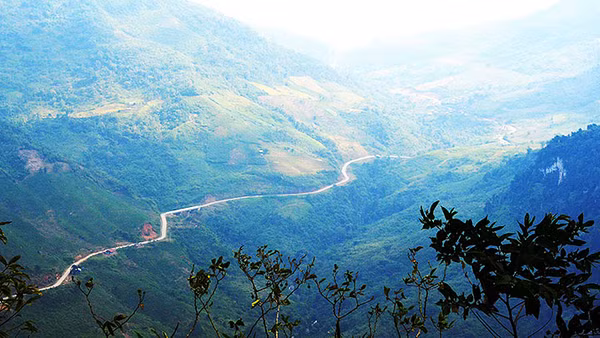 QL 16 đoạn qua bản Huồi Cọ, xã Nhôn Mai, huyện Tương Dương và đường lên bản Huồi Cọ. Ảnh: NHẬT LÂN
