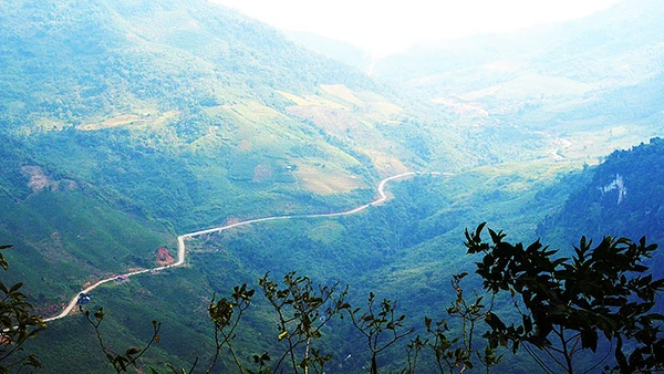 QL 16 đoạn qua bản Huồi Cọ, xã Nhôn Mai, huyện Tương Dương và đường lên bản Huồi Cọ. Ảnh: NHẬT LÂN