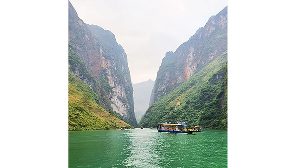 Hẻm Tu Sản nhìn từ sông Nho Quế.