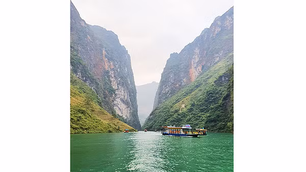 Hẻm Tu Sản nhìn từ sông Nho Quế.