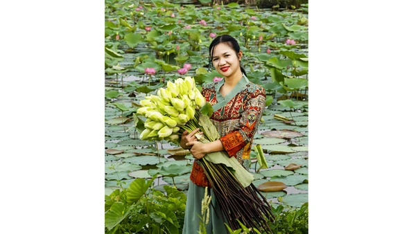 Phạm Thị Diệu Huyền và những bông sen cổ trắng sau khi trồng, nhân giống thành công.