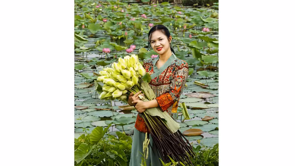 Phạm Thị Diệu Huyền và những bông sen cổ trắng sau khi trồng, nhân giống thành công.