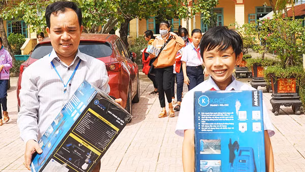 Niềm vui của thầy và trò Trường THCS Triệu Sơn (Triệu Phong, Quảng Trị) khi nhận được món quà từ nhóm thiện nguyện. Ảnh: NGỌC HẢI