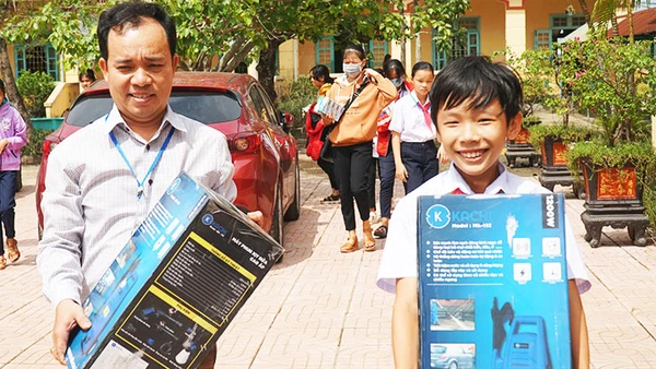 Niềm vui của thầy và trò Trường THCS Triệu Sơn (Triệu Phong, Quảng Trị) khi nhận được món quà từ nhóm thiện nguyện. Ảnh: NGỌC HẢI