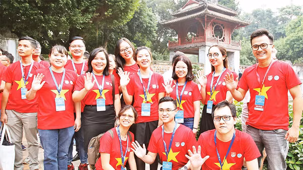 Các nhà khoa học trẻ người Việt toàn cầu tham gia hành trình Tôi yêu Việt Nam trước Diễn đàn Trí thức trẻ Việt Nam toàn cầu lần 2 (2019).  Ảnh: Lâm Đăng Hải