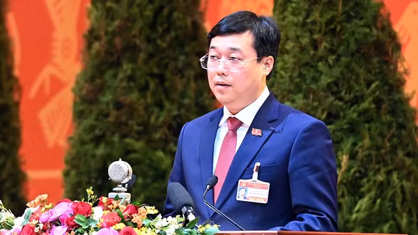 Đồng chí Lê Quốc Phong, Ủy viên Trung ương Đảng khóa XIII, Bí thư Tỉnh ủy Đồng Tháp trình bày tham luận tại Đại hội.