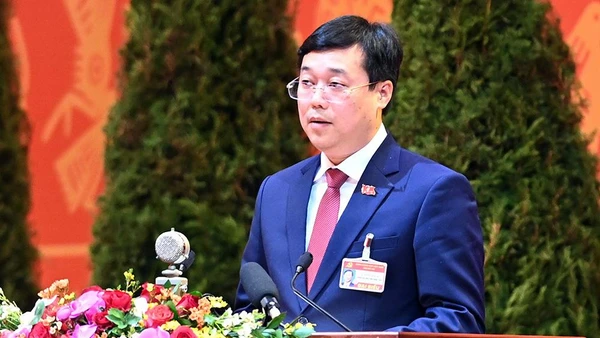 Đồng chí Lê Quốc Phong, Ủy viên Trung ương Đảng khóa XIII, Bí thư Tỉnh ủy Đồng Tháp trình bày tham luận tại Đại hội.