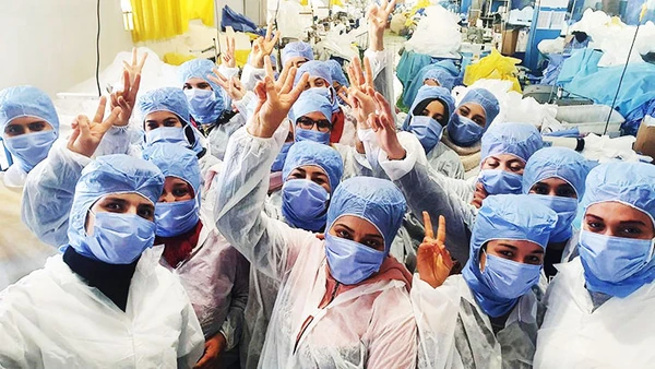 Dù luôn đối mặt nguy hiểm song các y, bác sĩ tuyến đầu chống dịch luôn lạc quan. Ảnh: AFP